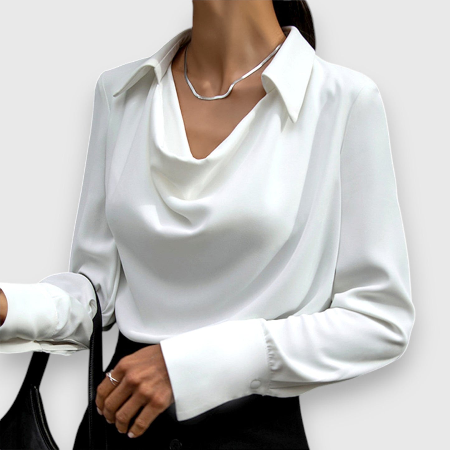 Margaux – Blouse Satinée à Col Cascade