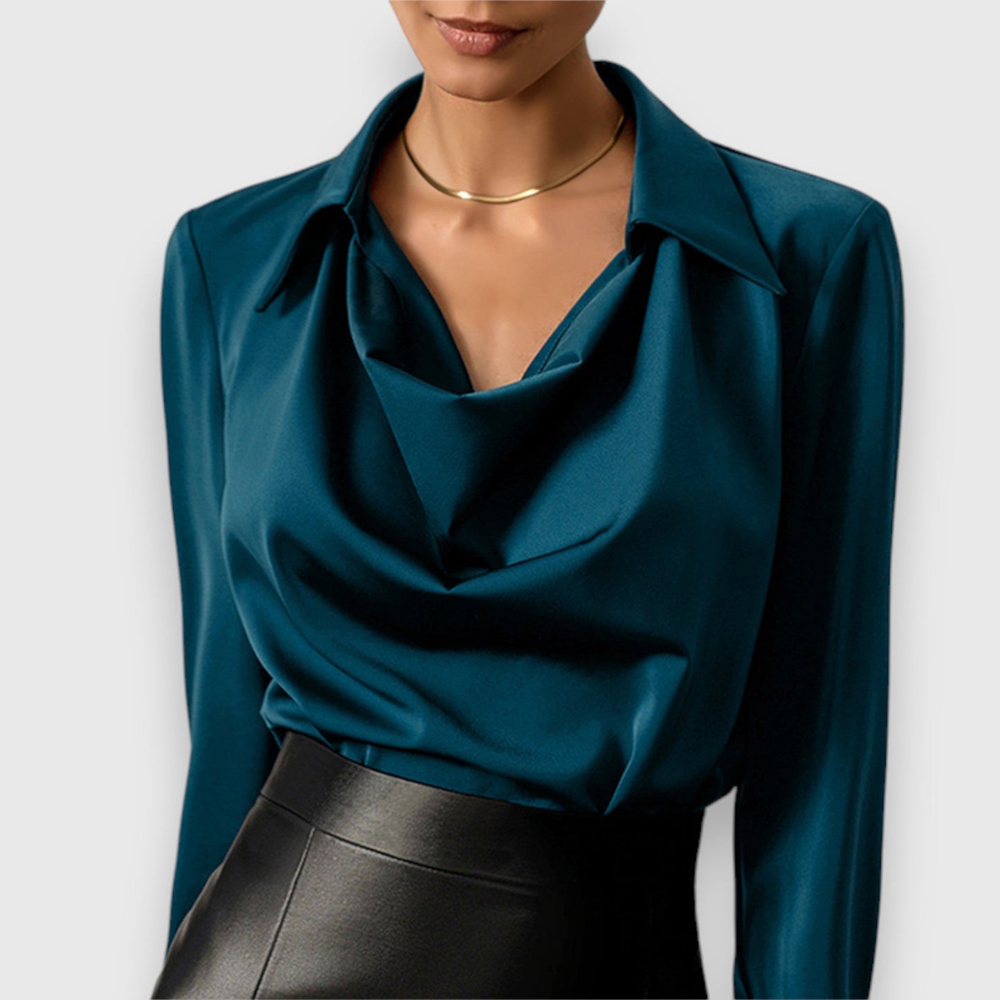 Margaux – Blouse Satinée à Col Cascade