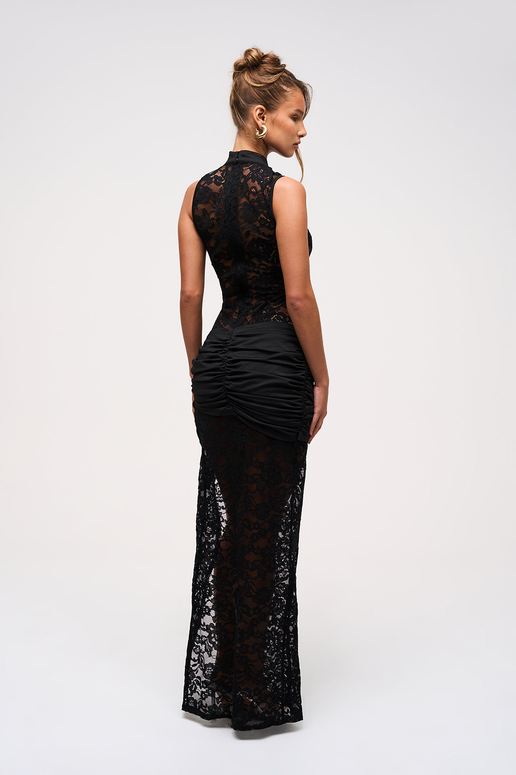 Noémie – Robe Longue en Dentelle Sculptée