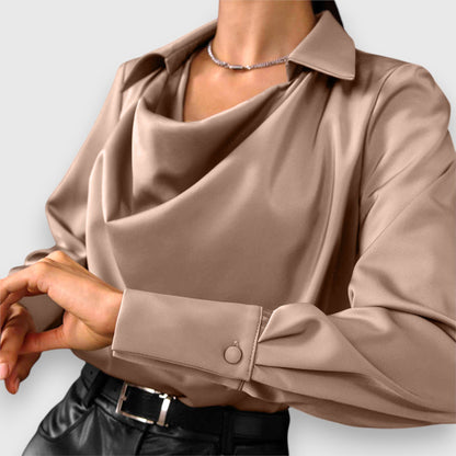 Margaux – Blouse Satinée à Col Cascade
